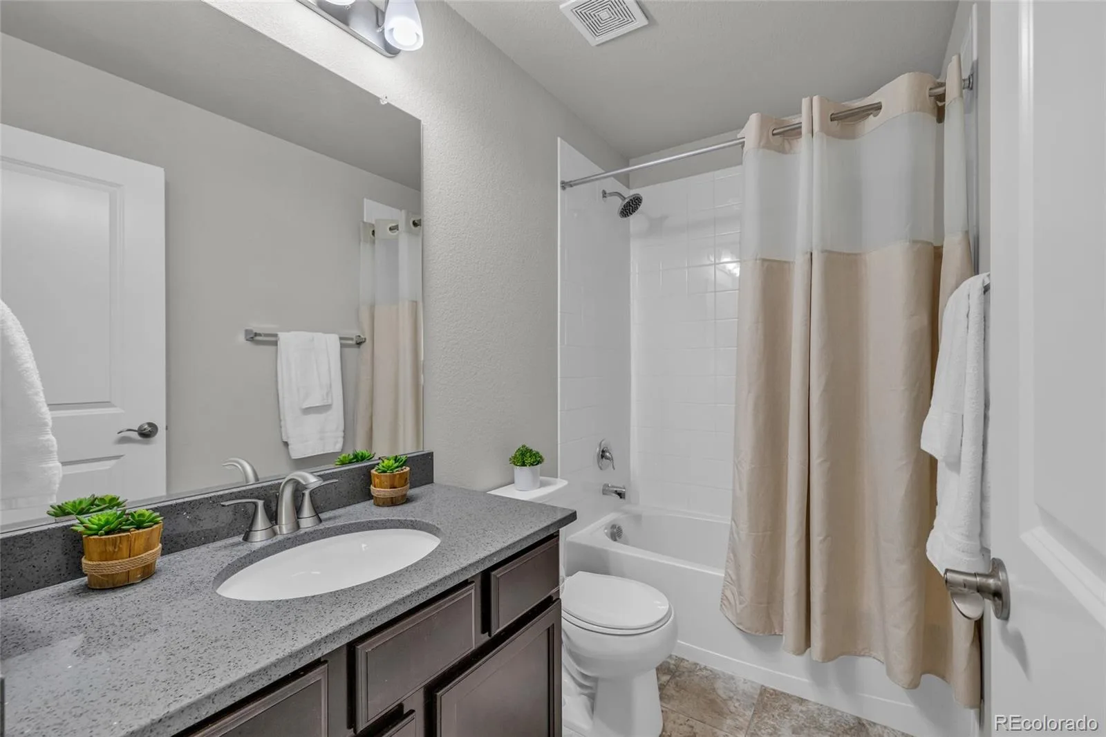 1877 S Buchanan Circle Aurora CO 80018 | MLS #REC4372725 08262026184042 1600 20