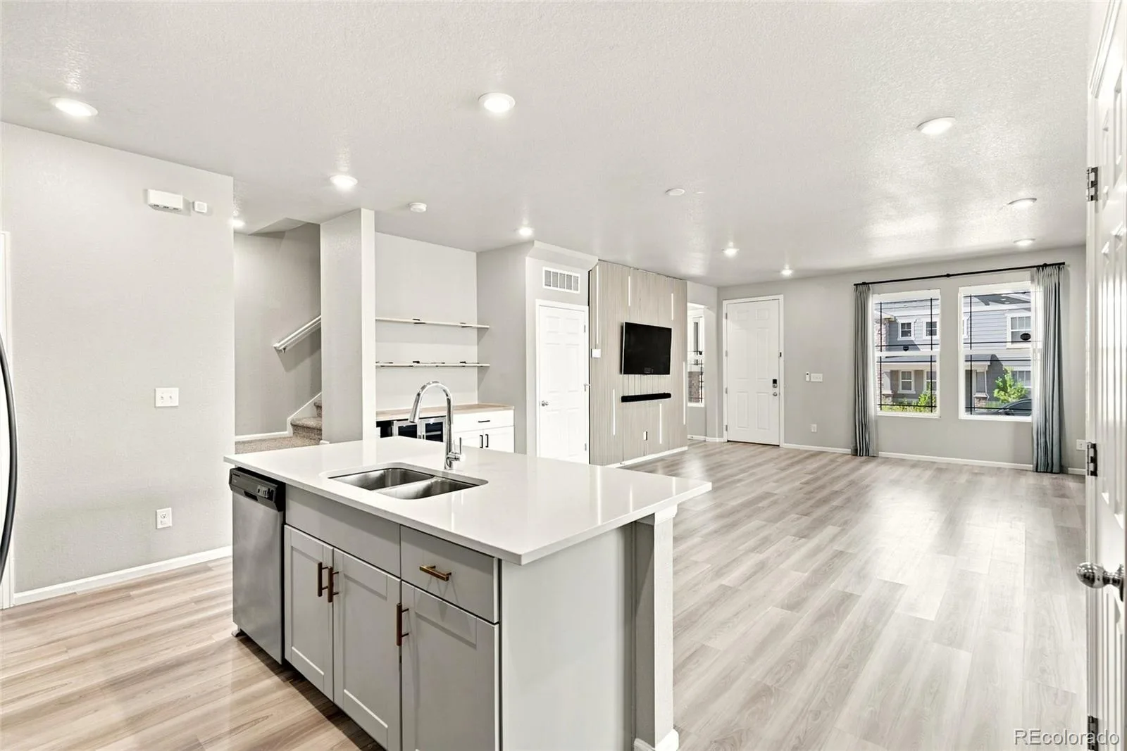 18292 E Kansas Place Aurora CO 80017 MLS #REC4374313 07162026162144 1600 17