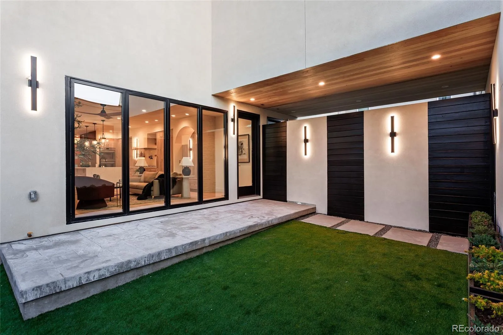 04172026234227 1600 44