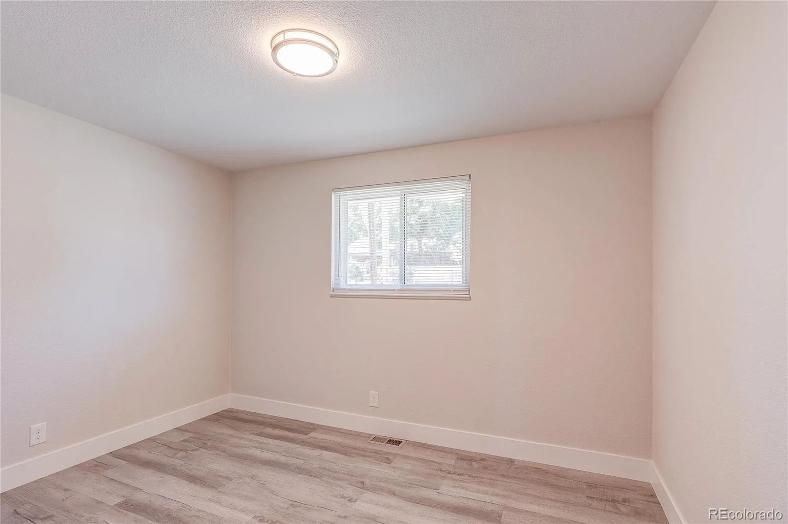 3100 S Dale Court Englewood CO 80110 MLS #REC4402304 06172026234023 1600 23