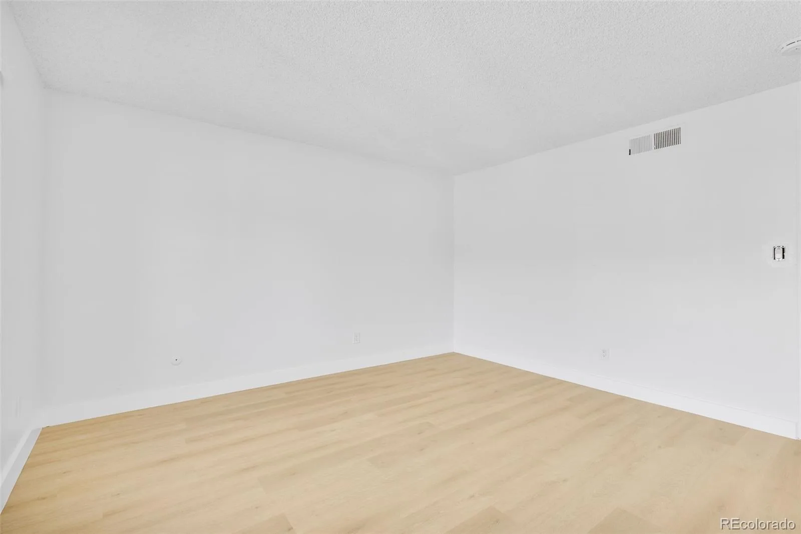 7755 E Quincy Avenue #303A5 Denver CO 80237 MLS #REC4421615 06042026141133 1600 22