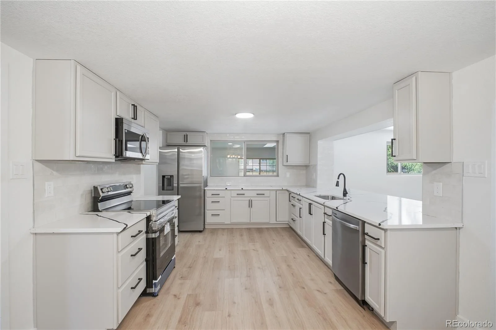 850 S Everett Street Lakewood CO 80226 | MLS #REC4440768 08242026212845 1600 7