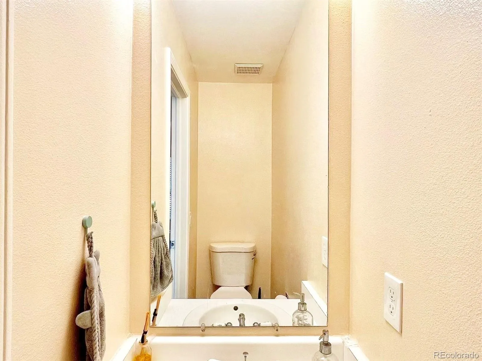 8855 W Floyd Avenue Lakewood CO 80227 | MLS #REC4446959 05222026220642 1600 8