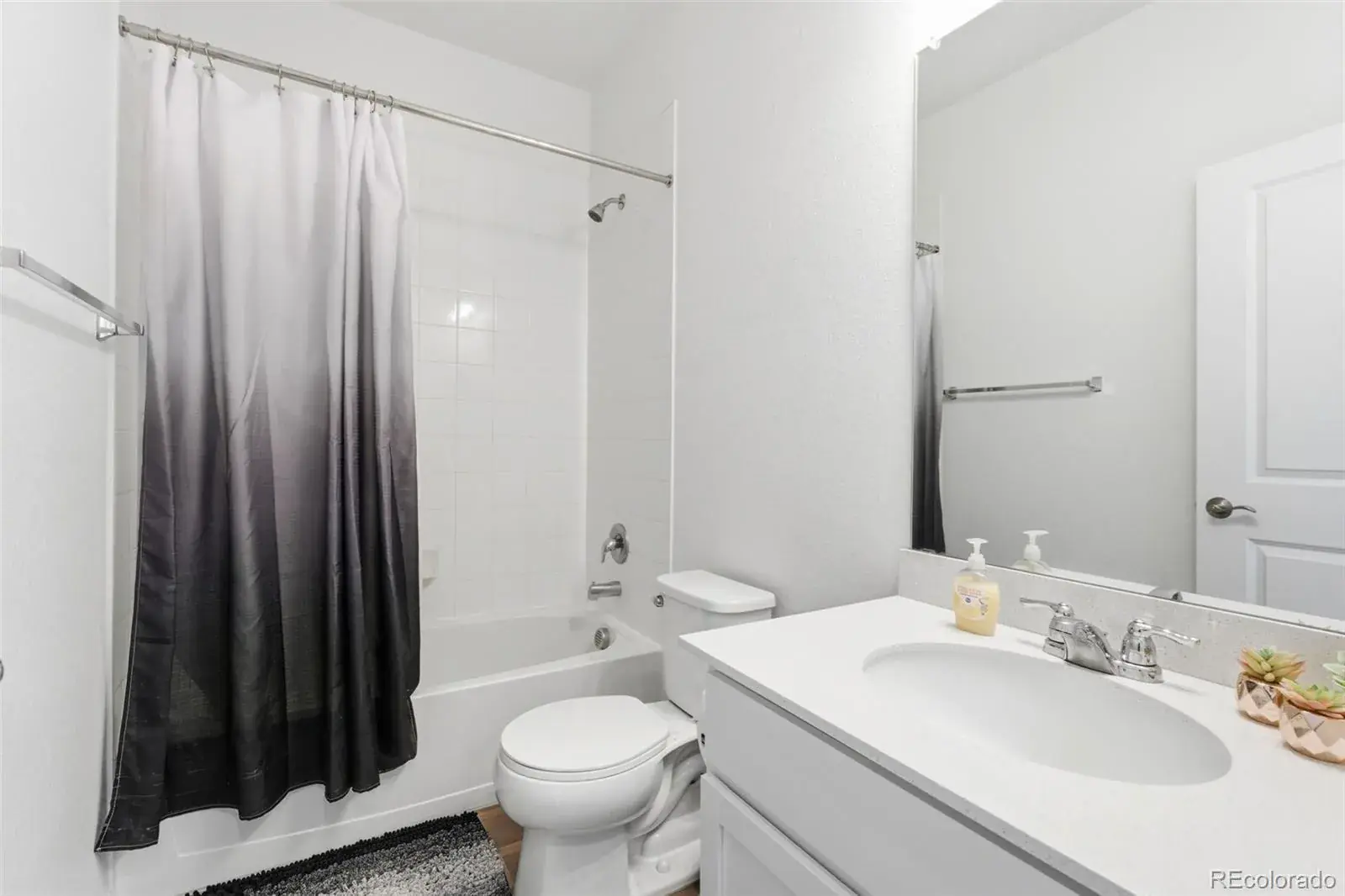 7005 Cumbria Court Castle Pines CO 80108 | MLS #REC4455275 01132026223411 1600 20