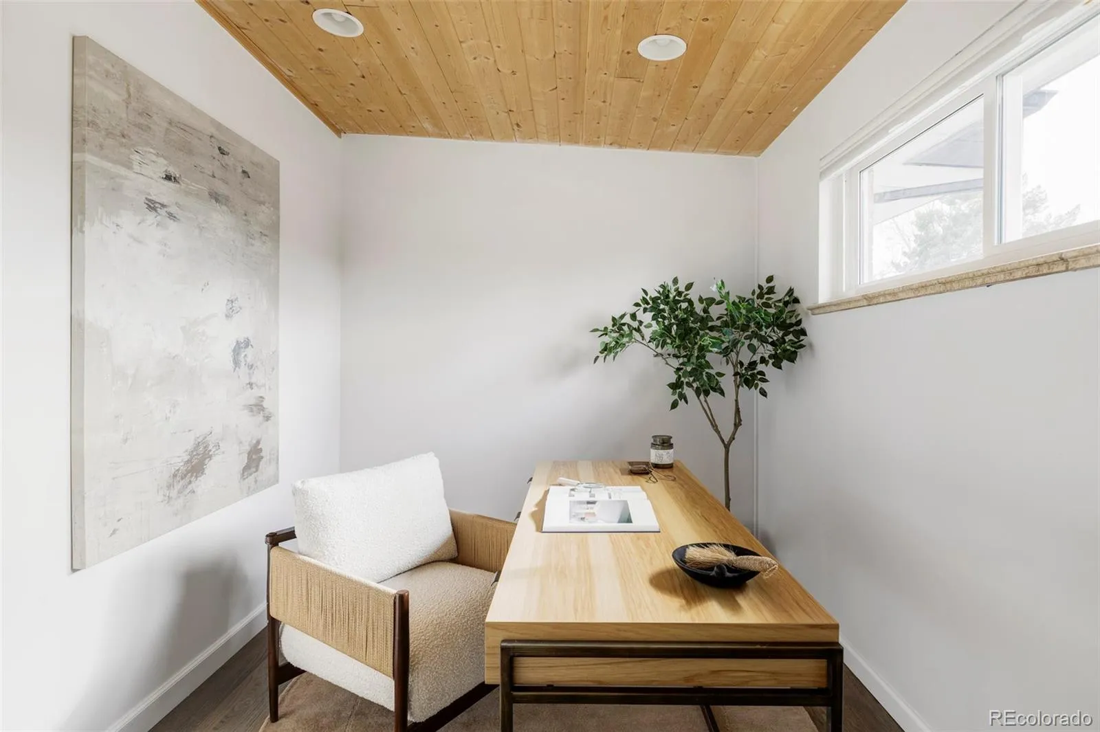 04102026152400 1600 24