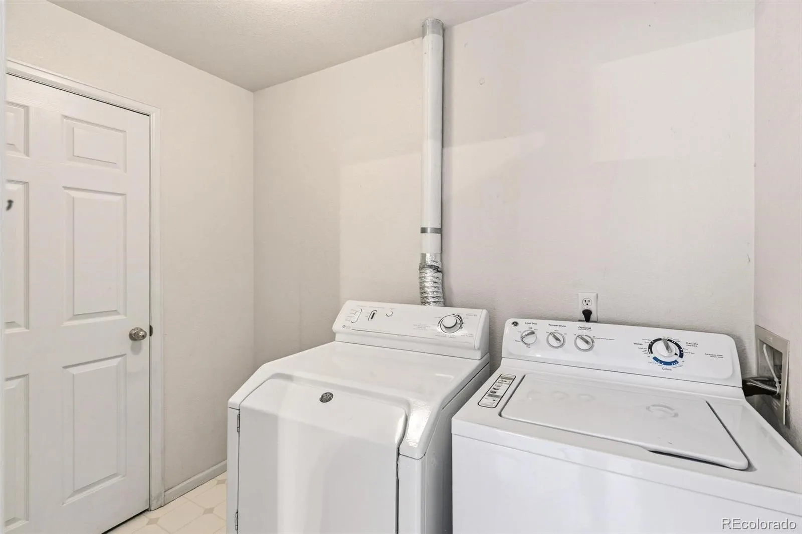 4003 S Carson Street #B Aurora CO 80014 MLS #REC4508351 06012026225910 1600 15