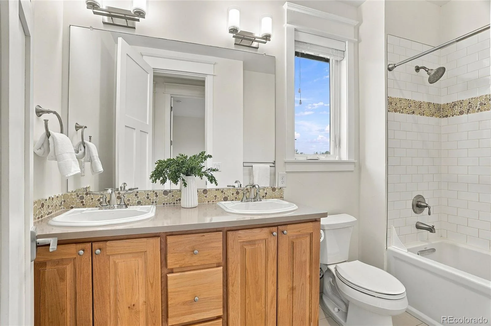3275 S Logan Street Englewood CO 80113 | MLS #REC4515700 09232026050852 1600 26
