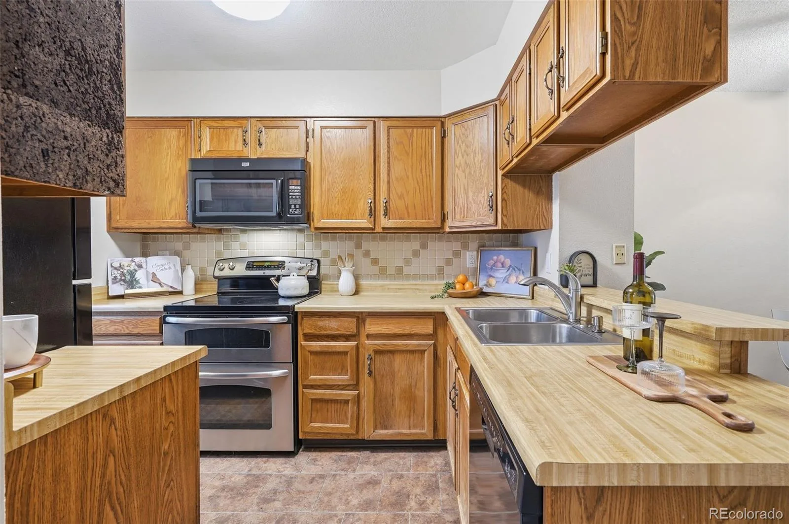 12043 E Hoye Drive Aurora CO 80012 | MLS #REC4526457 06292026202533 1600 14