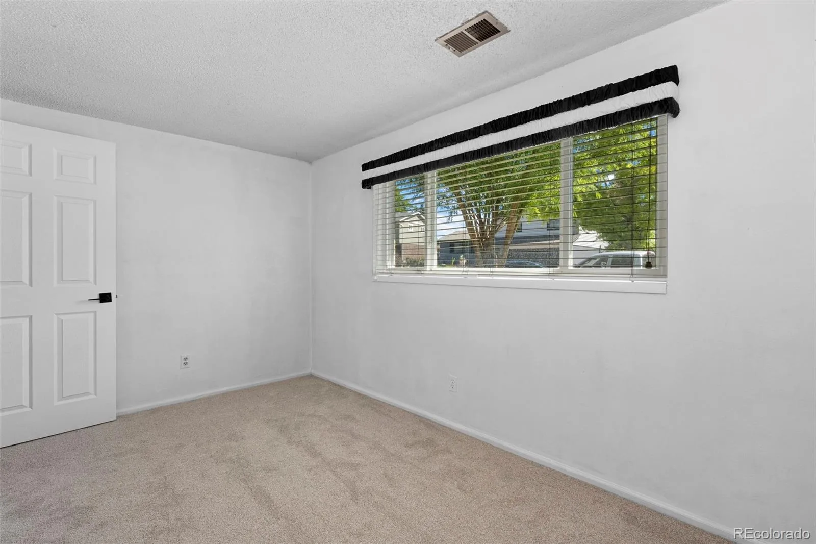 8692 W Fair Drive Littleton CO 80123 | MLS #REC4625444 06172026233620 1600 29