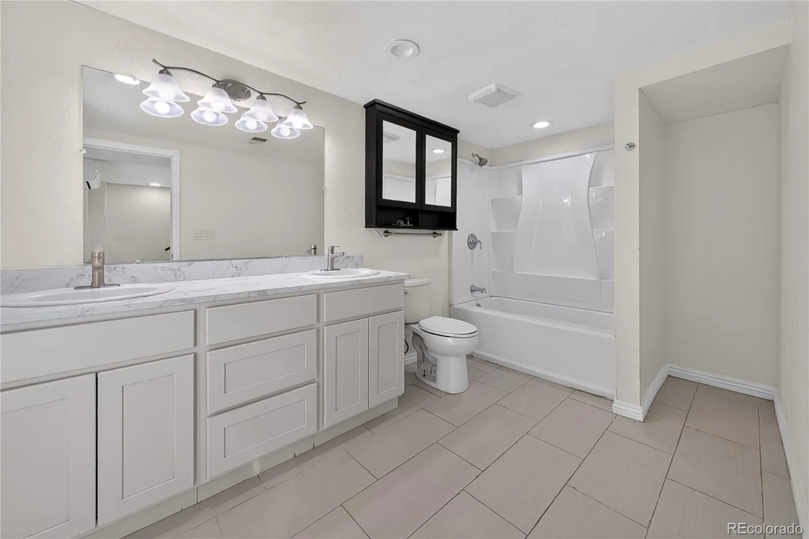 5881 S Quatar Circle Centennial CO 80015 | MLS #REC4631831 07302026045557 1600 25