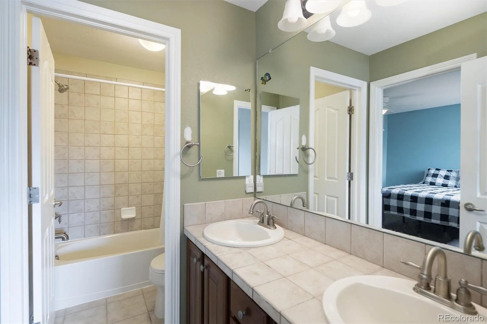 8231 S Shady Grove Court Aurora CO 80016 | MLS #REC4634952 10182026224219 1600 25