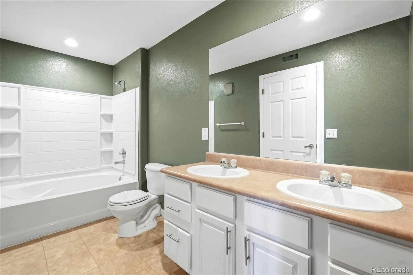 10070 E Carolina Drive #202 Denver CO 80247 MLS #REC4639073 06262026181841 1600 20