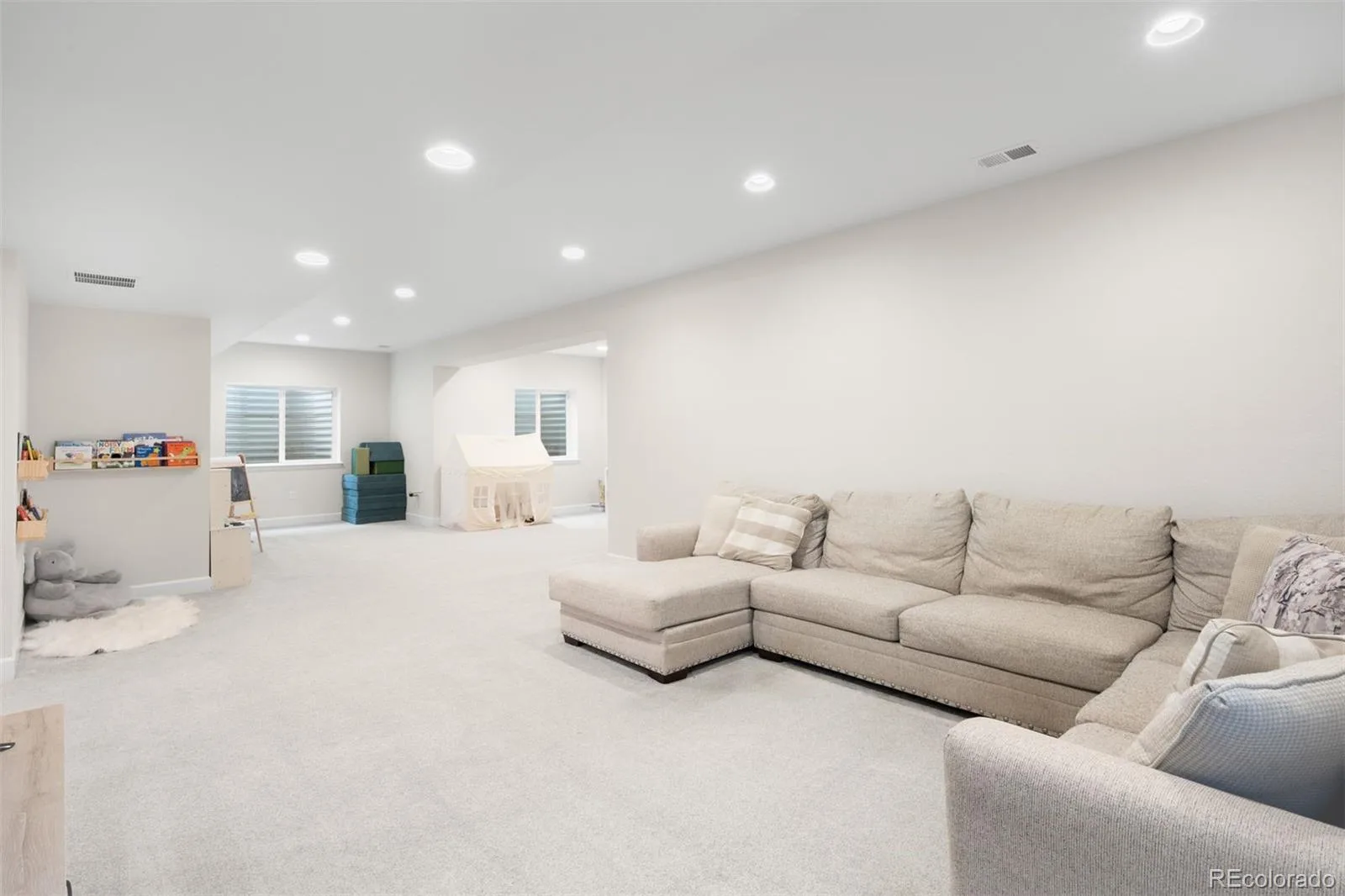 8927 Swan River Street Littleton CO 80125 | MLS #REC4639413 06032026224348 1600 28
