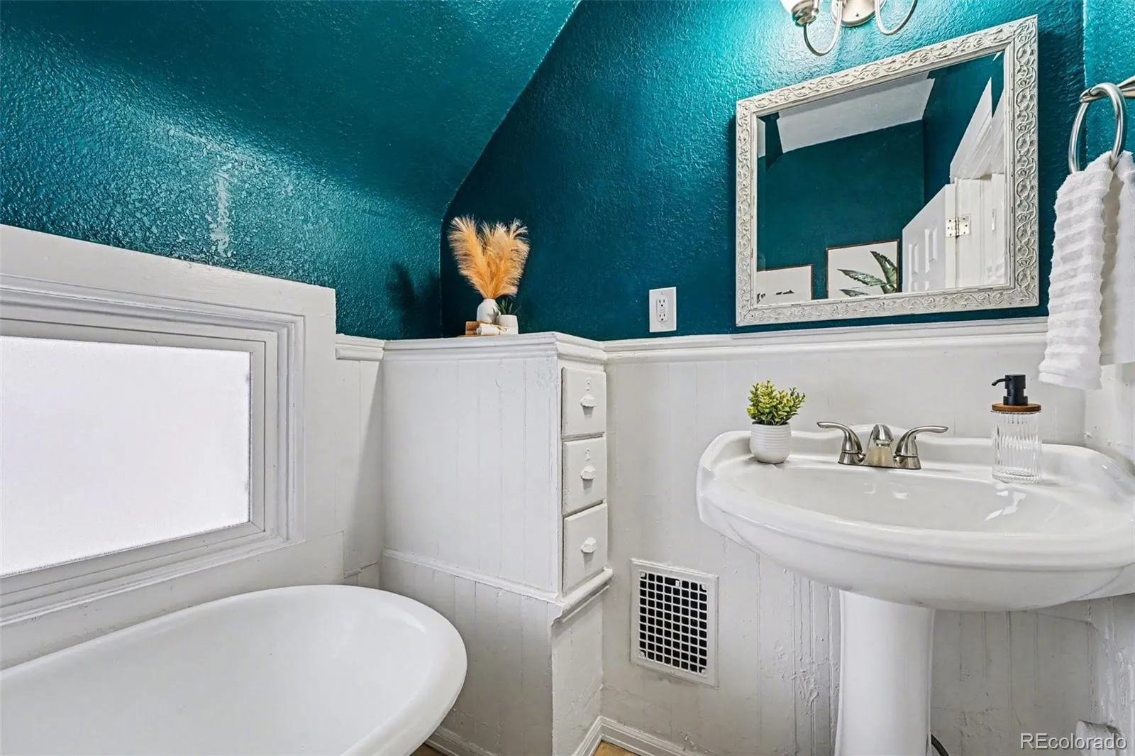 218 W Irvington Place Denver CO 80223 MLS #REC4644291 04272026012115 1600 17