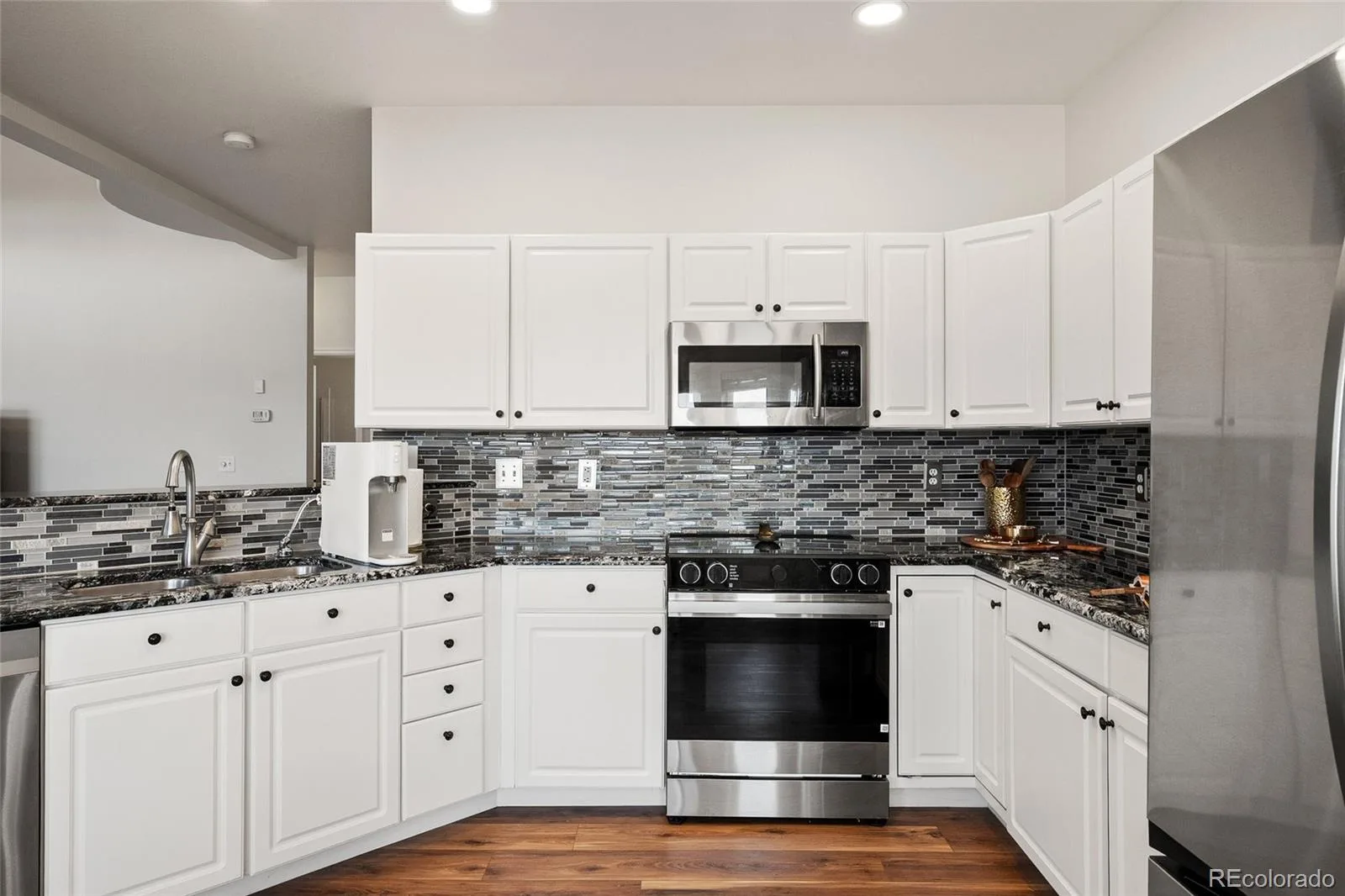 9477 Burgundy Circle Littleton CO 80126 | MLS #REC4809858 08192026174516 1600 11