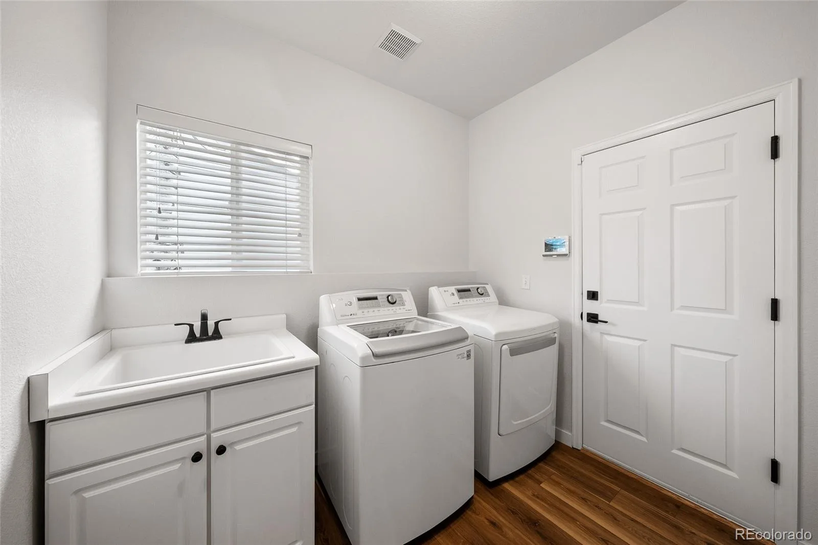 9477 Burgundy Circle Littleton CO 80126 | MLS #REC4809858 08192026174516 1600 24