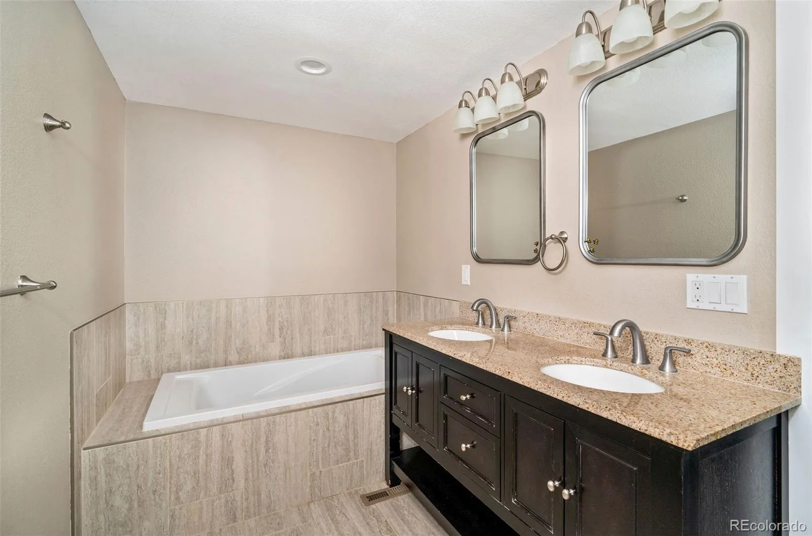 2434 Park Lane Littleton CO 80120 MLS #REC4905612 07082026201251 1600 24