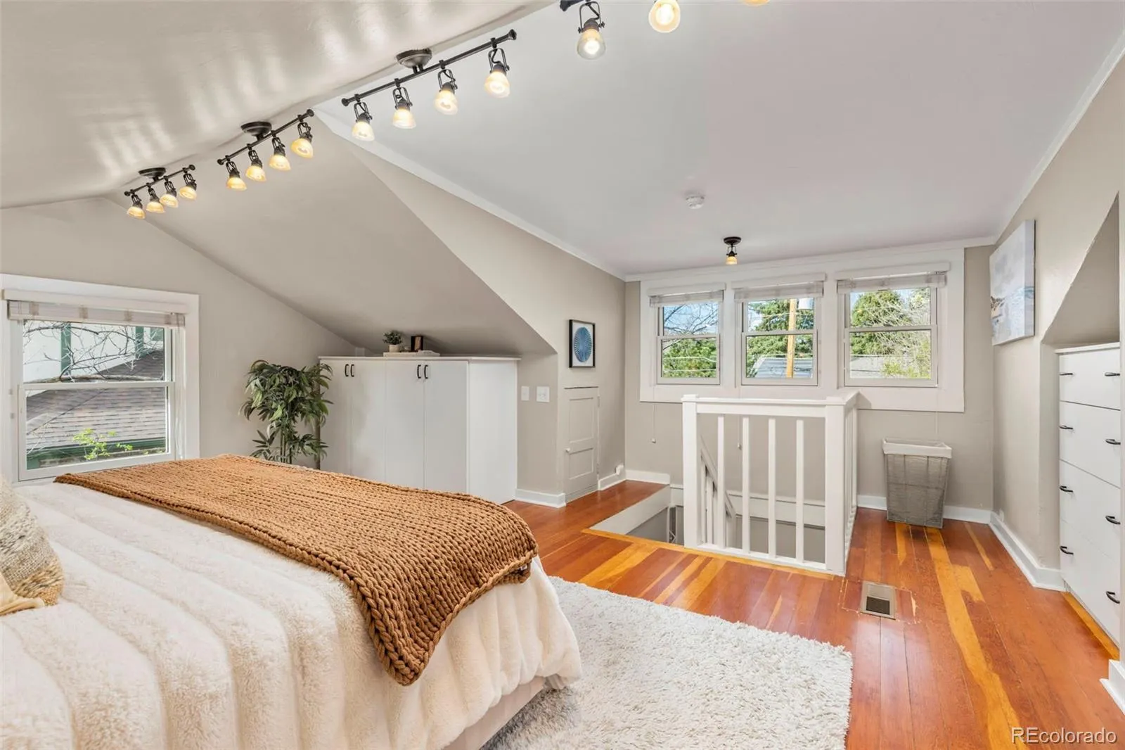 04102026183108 1600 15