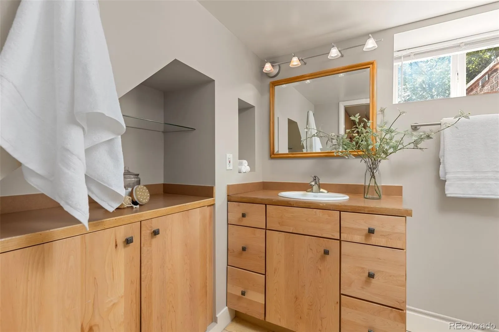 2257 Ivanhoe Street Denver CO 80207 MLS #REC4908552 05142026211734 1600 22