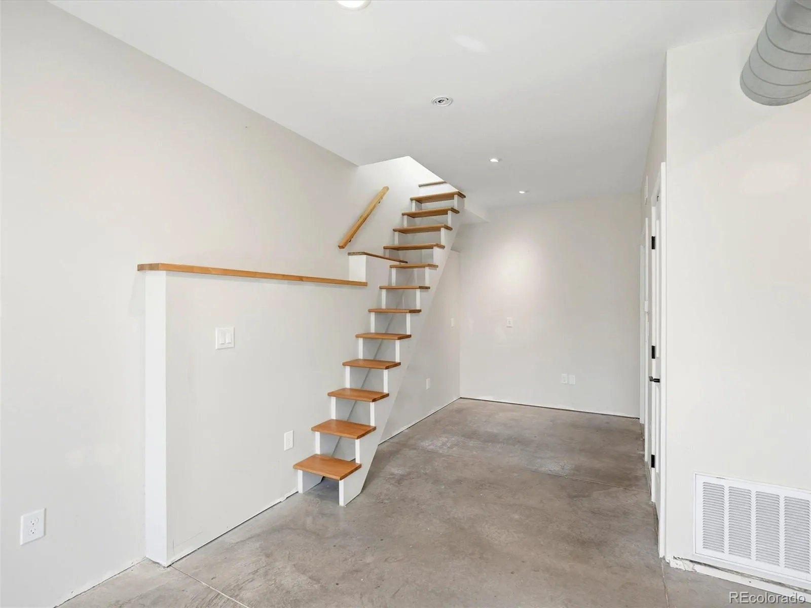 2758 S Ingalls Way Denver CO 80227 MLS #REC4909387 04252026160626 1600 40
