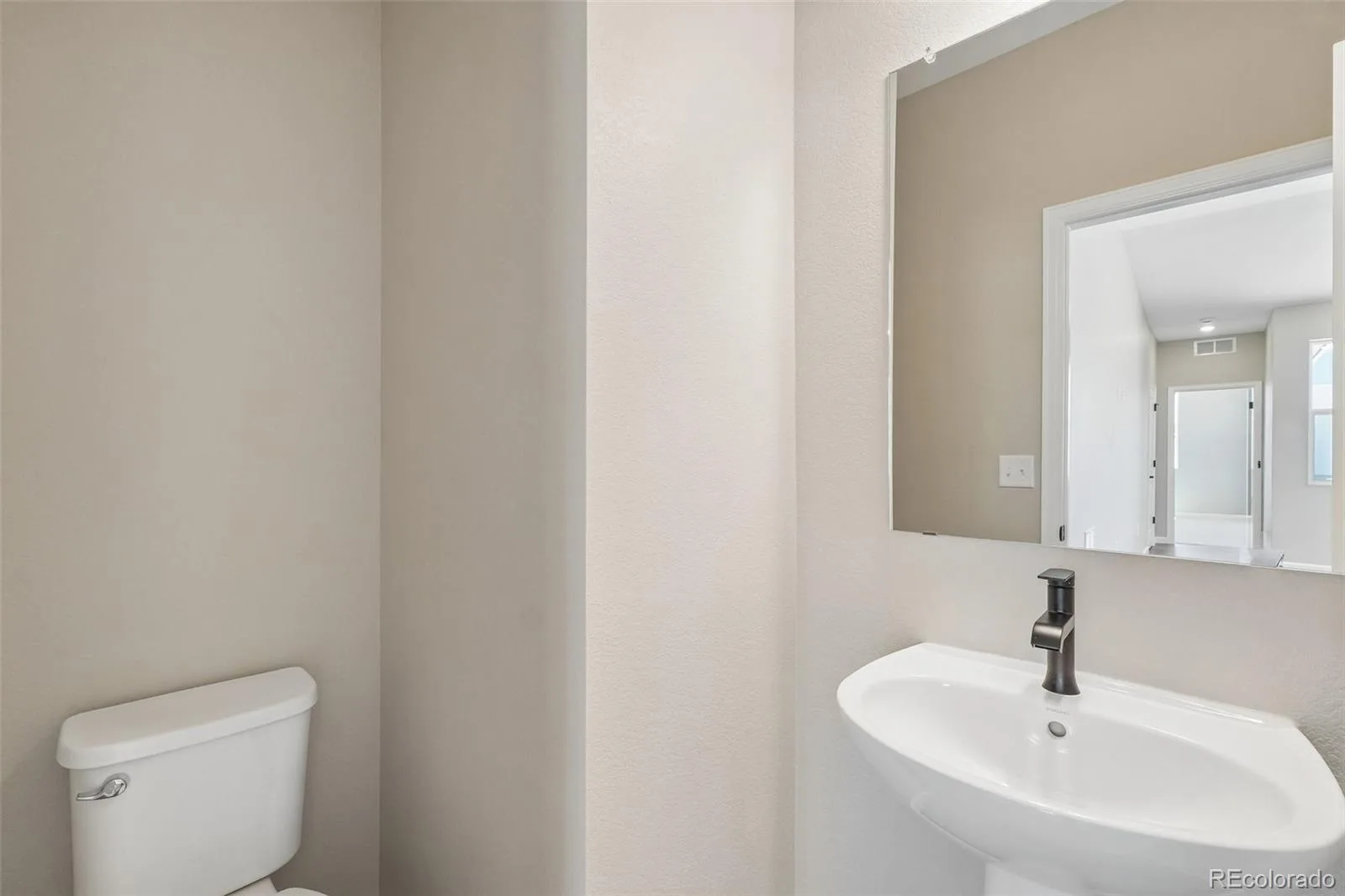24406 E 35th Drive Aurora CO 80019 | MLS #REC4918714 07142026202712 1600 16