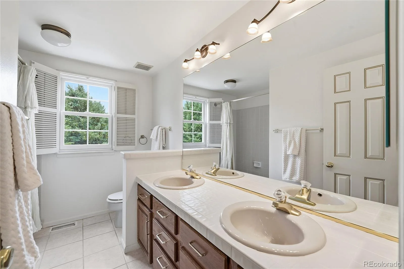 5923 E Irwin Place Englewood CO 80112 MLS #REC4956765 07102026180540 1600 31