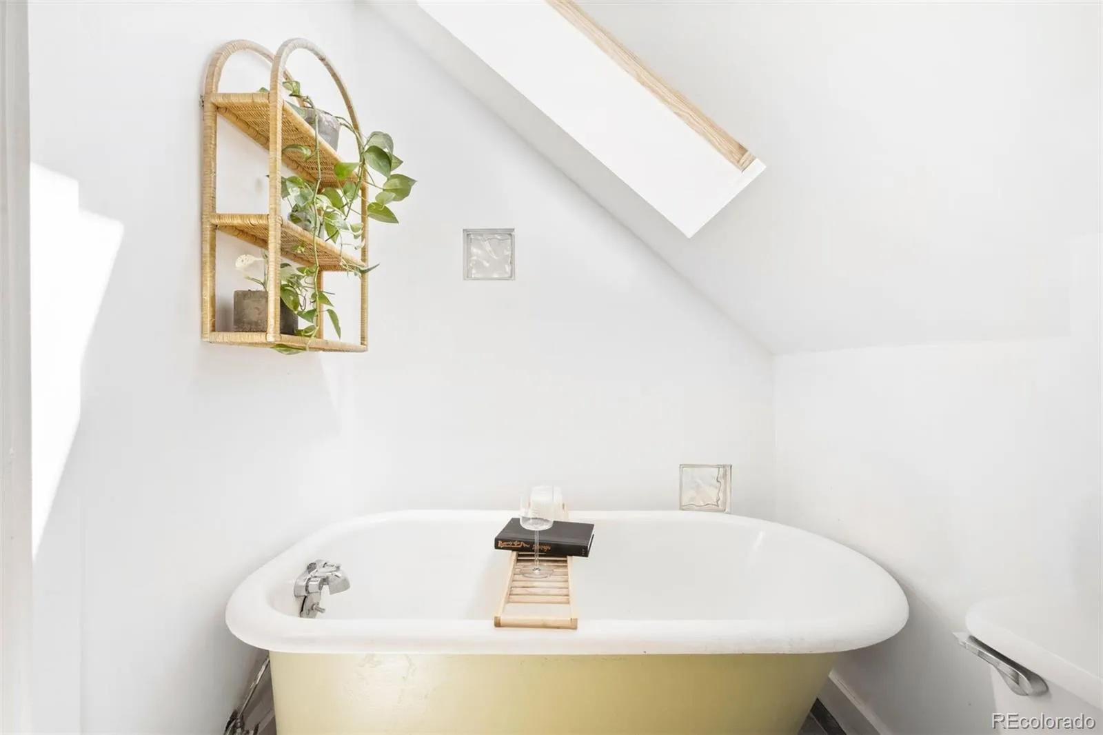 04162026225241 1600 24