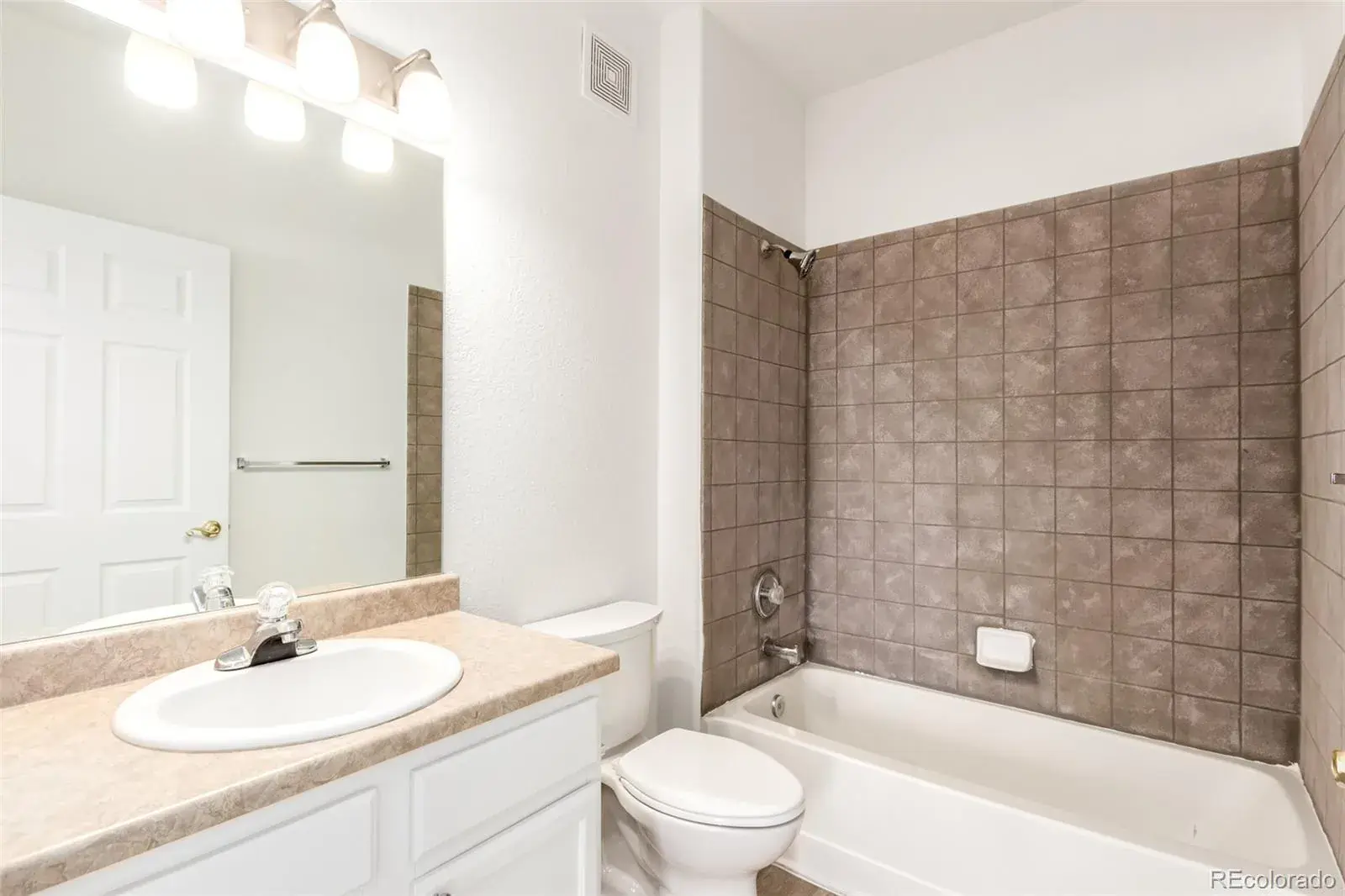 22545 E Ontario Drive #102 Aurora CO 80016 MLS #REC4984626 02192026050849 1600 30