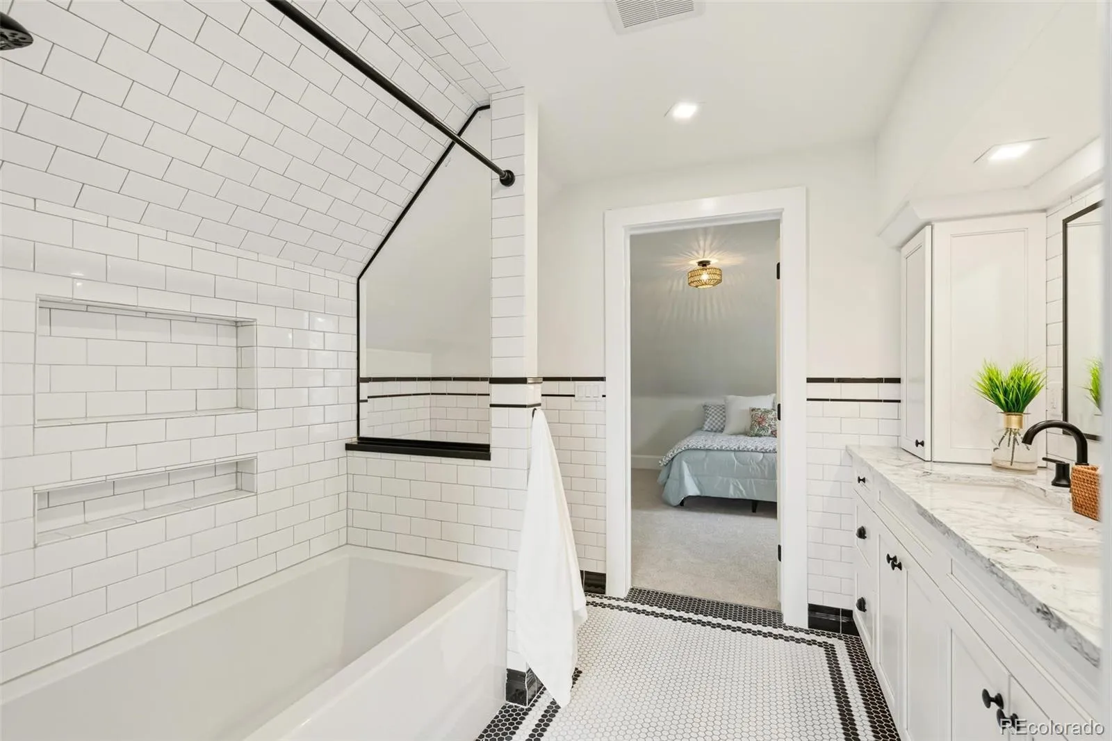 04172026213237 1600 30