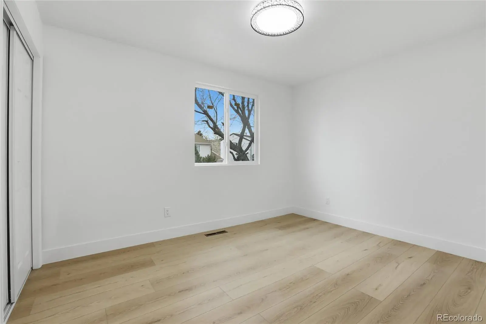 12102025201754 1600 24