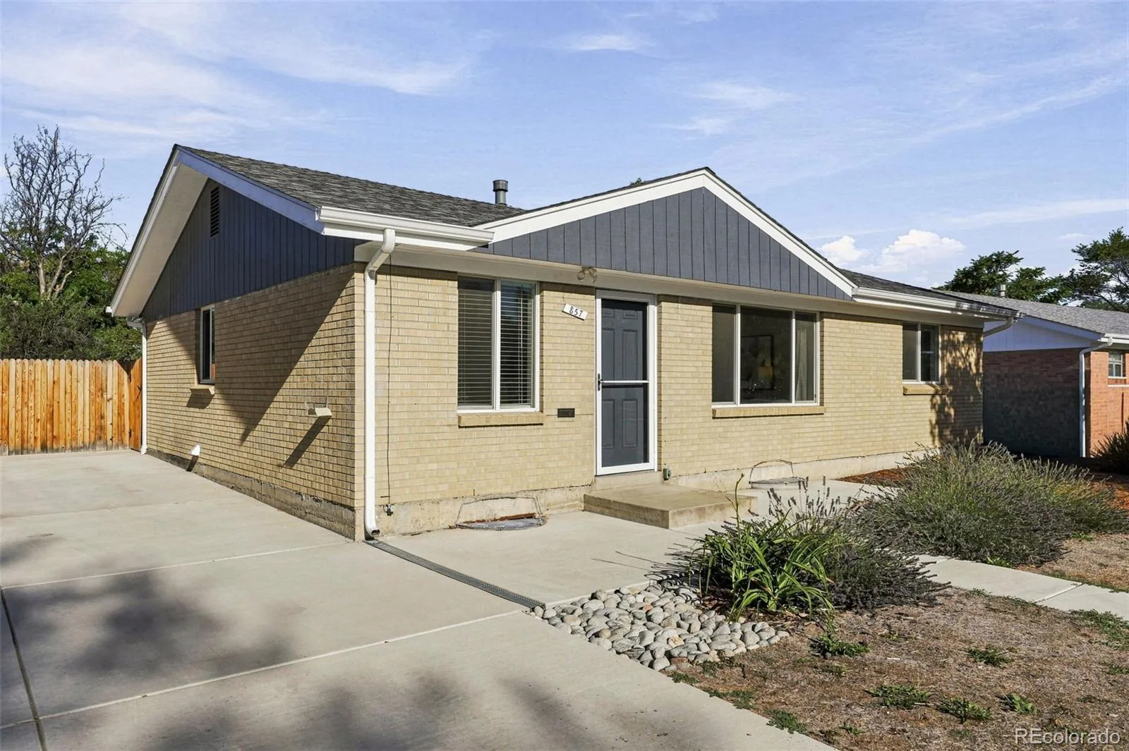 857 Iola Street Aurora CO 80010 | MLS #REC5069505 09232026030942 1600 1