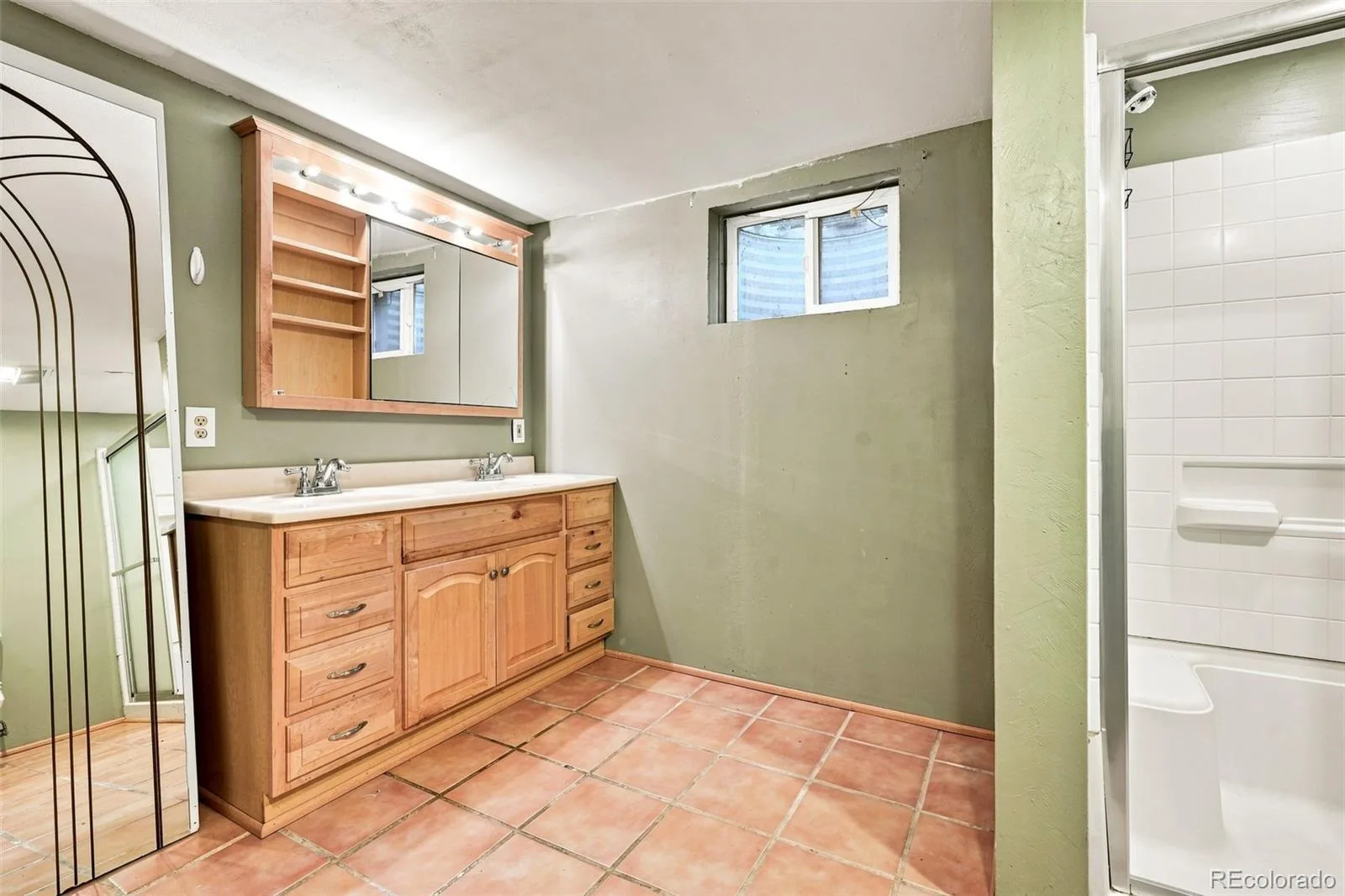 857 Iola Street Aurora CO 80010 | MLS #REC5069505 09232026030942 1600 27