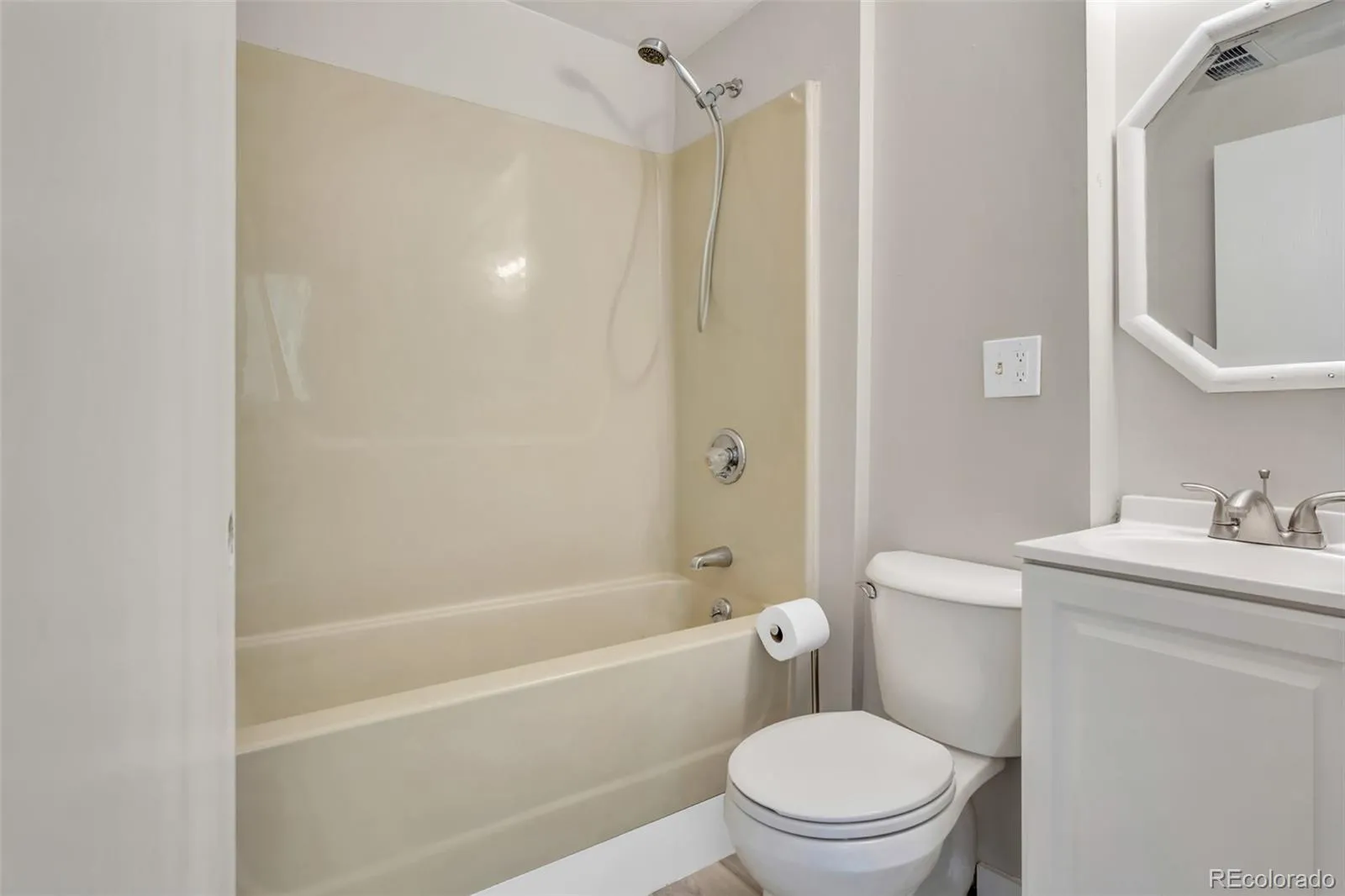 17477 E Rice Circle #A Aurora CO 80015 MLS #REC5081489 04212026223454 1600 17