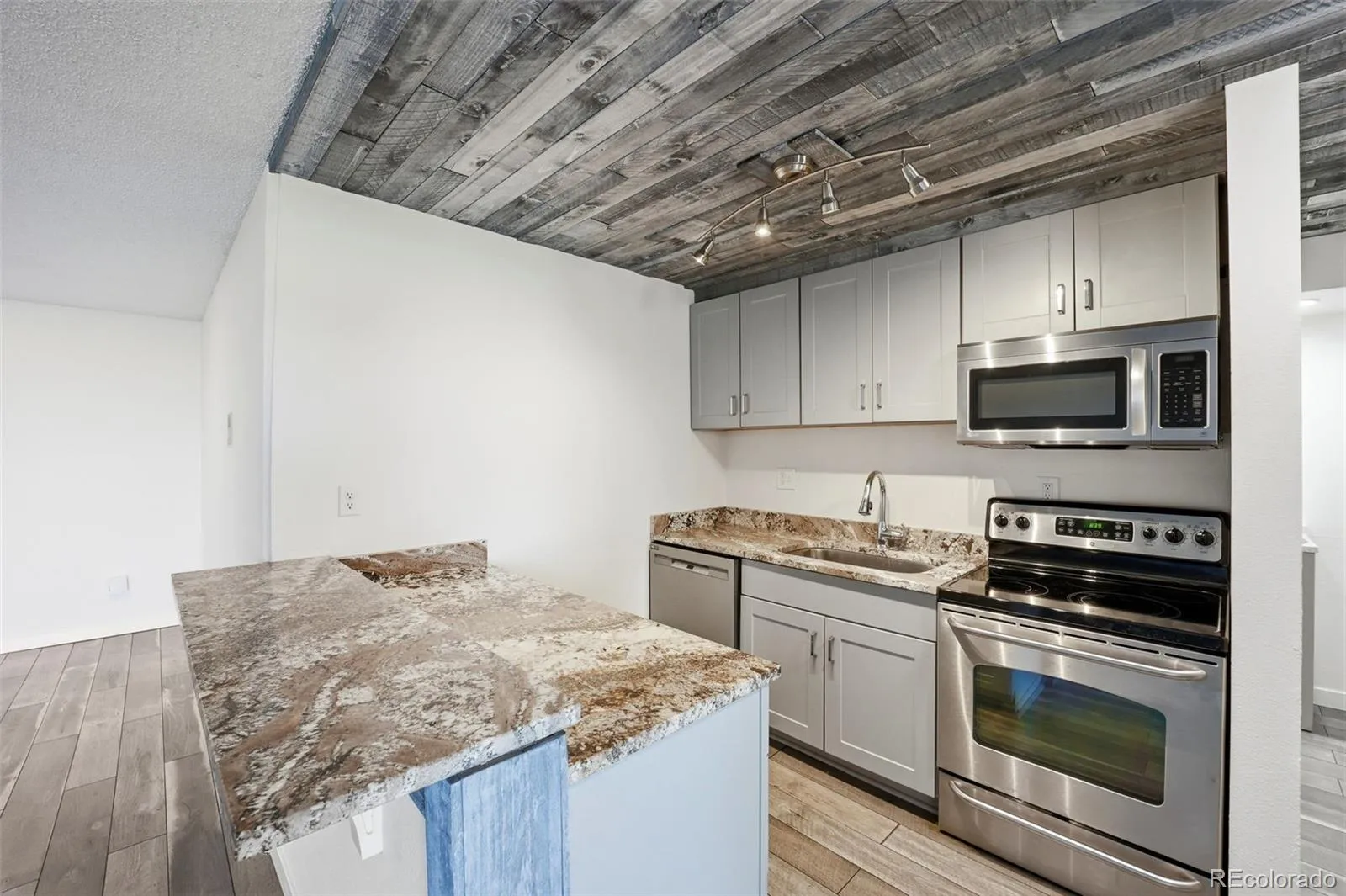 04172026011100 1600 31