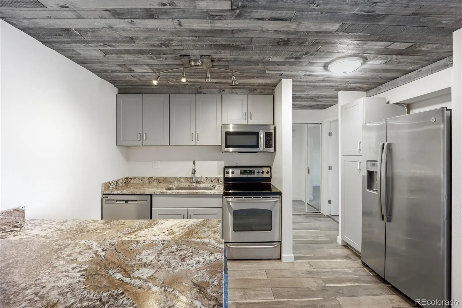 04172026011100 1600 32