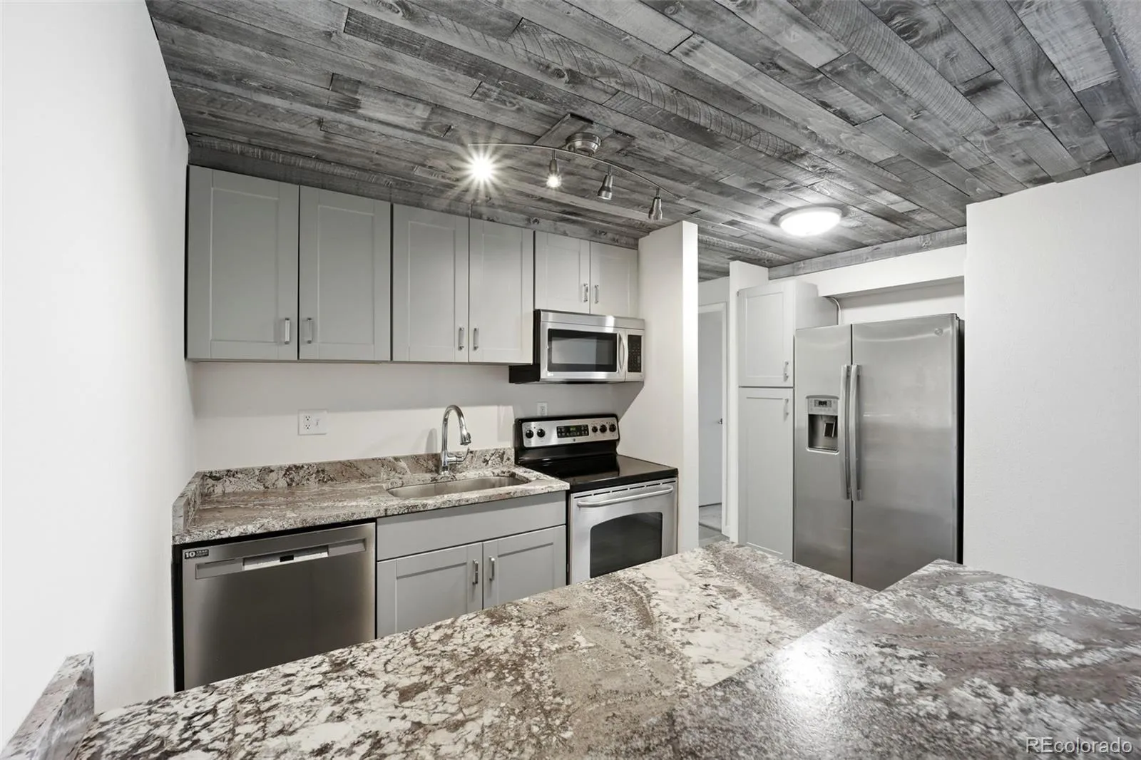 04172026011100 1600 33