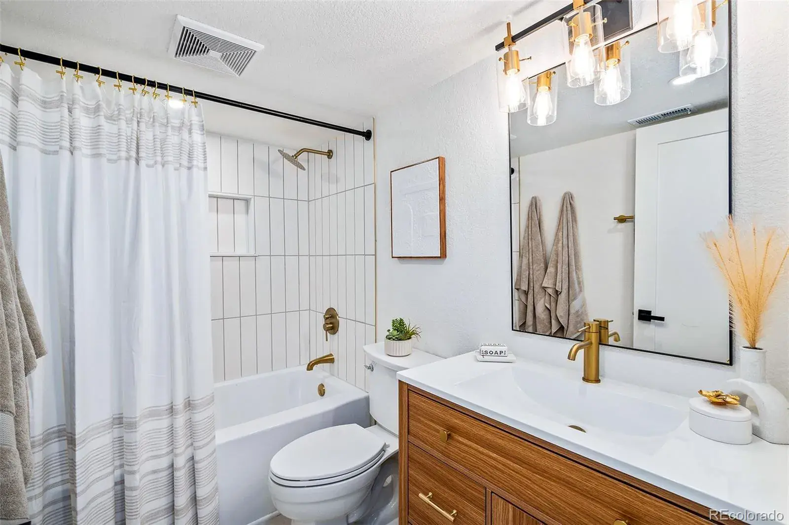 10242025210642 1600 22