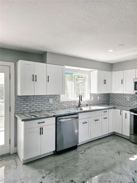 4716 Freeport Way Denver CO 80239 | MLS #REC5142888 06302026190800 800 21
