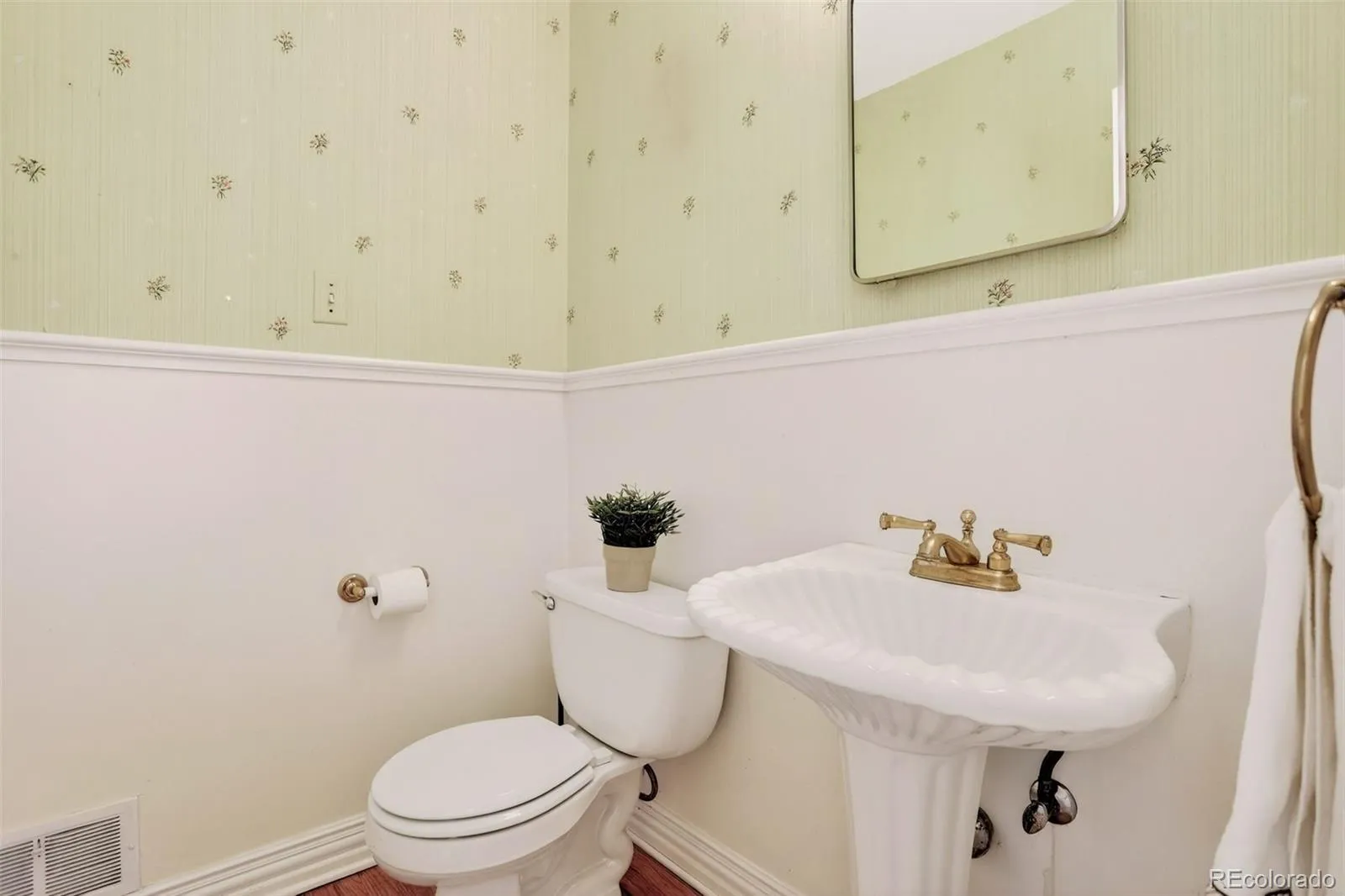 245 Locust Lane Denver CO 80220 MLS #REC5153421 04302026035512 1600 34