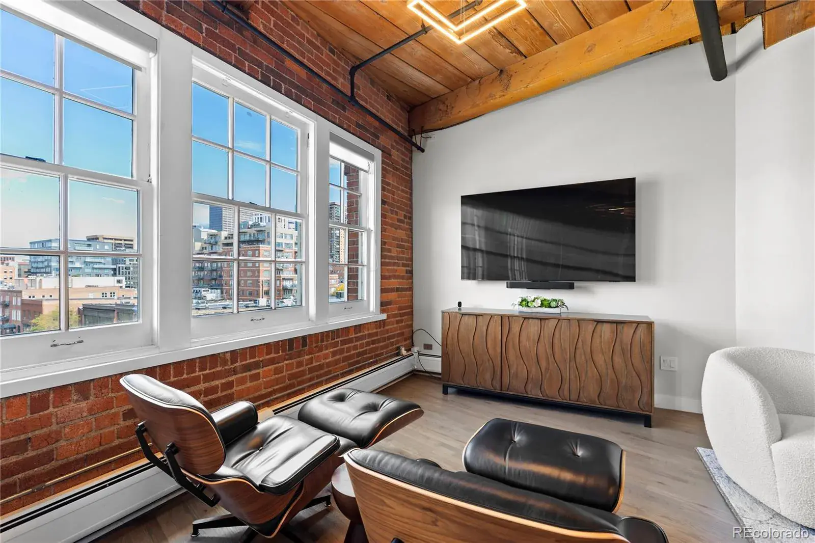 10082025195301 1600 4