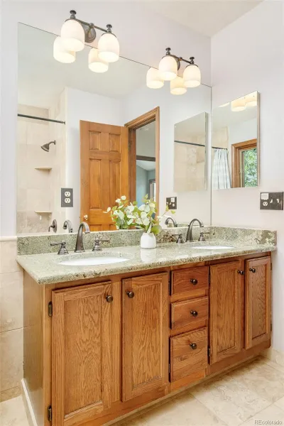 1950 S Lansing Court Aurora CO 80014 MLS #REC5185697 05052026045137 800 27