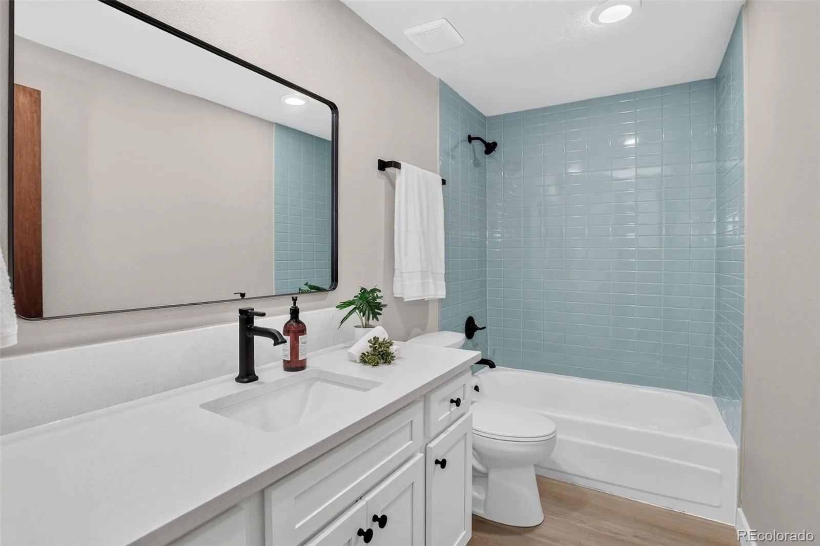 4084 S Willow Way Denver CO 80237 | MLS #REC5192505 10142026205801 1600 26