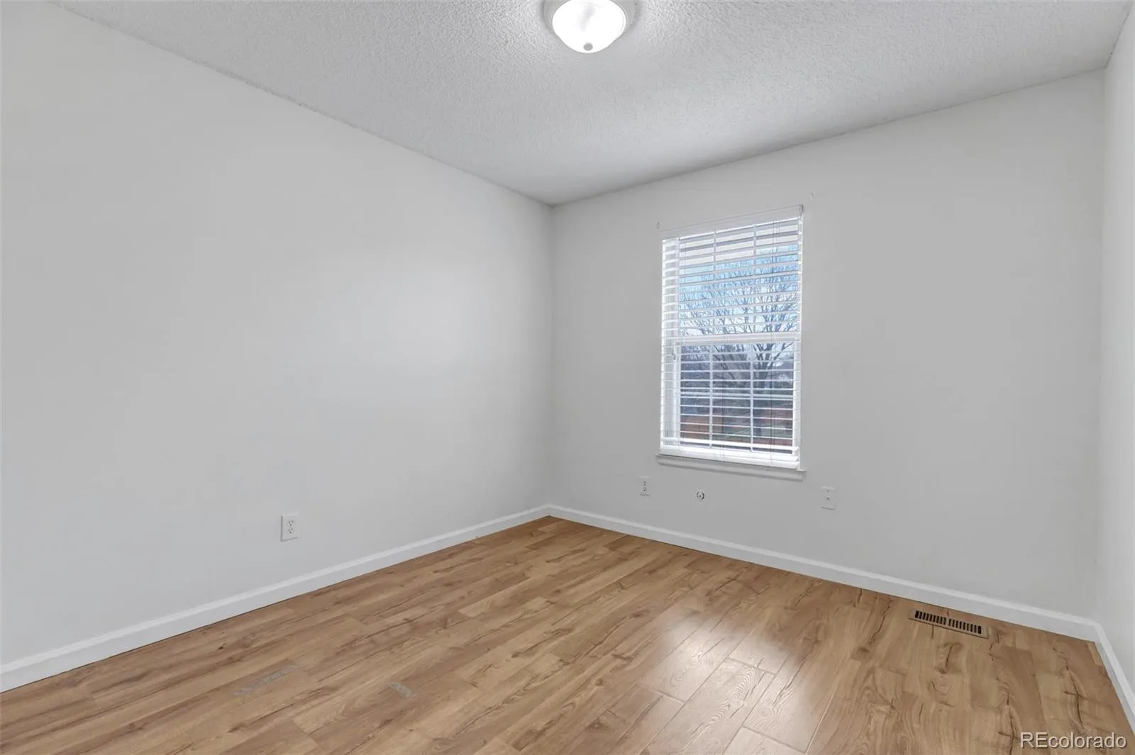 19284 E Amherst Drive Aurora CO 80013 MLS #REC5195016 05092026235215 1600 23