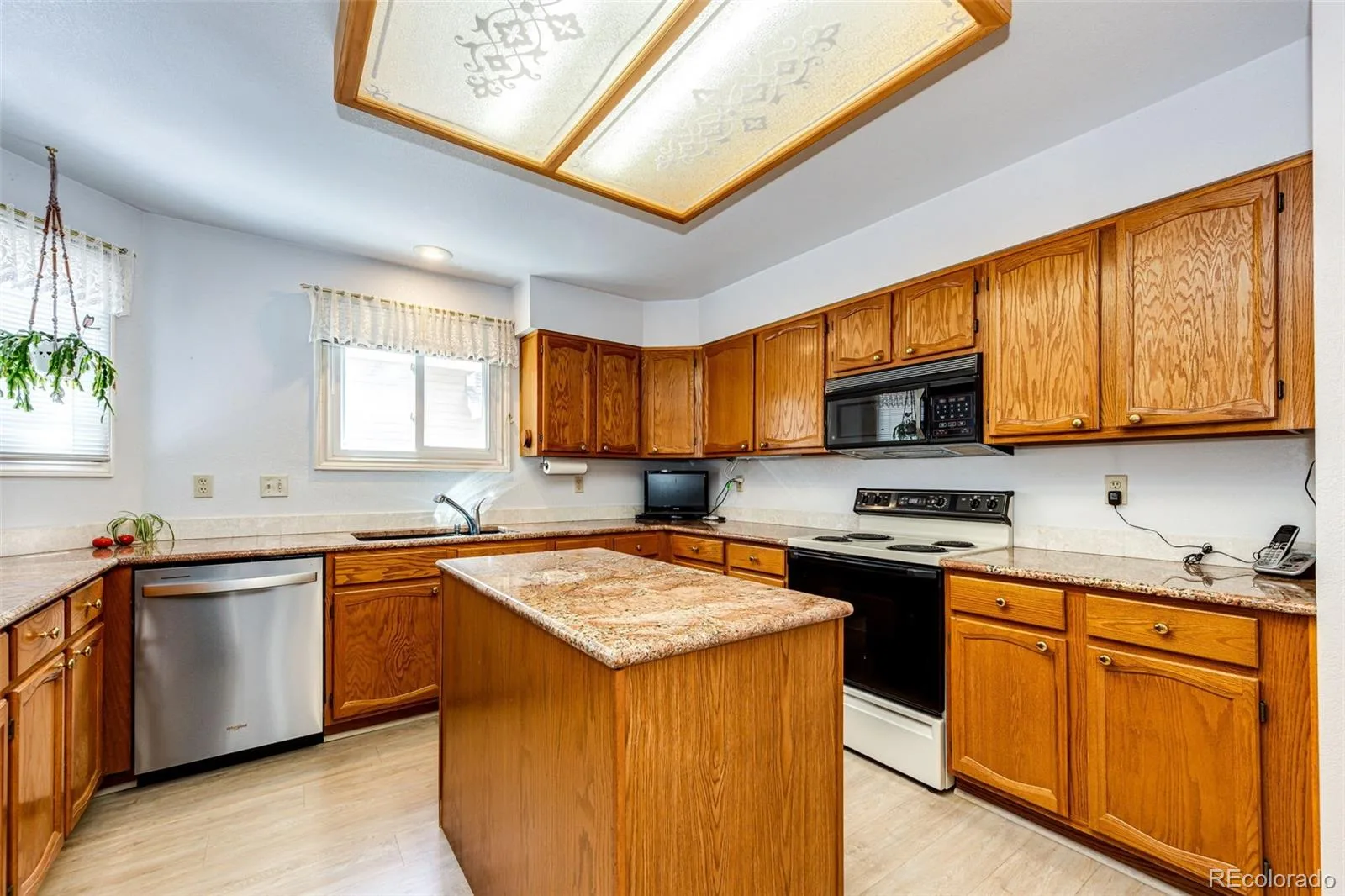 2566 S Independence Court Lakewood CO 80227 | MLS #REC5255437 07302026180811 1600 10