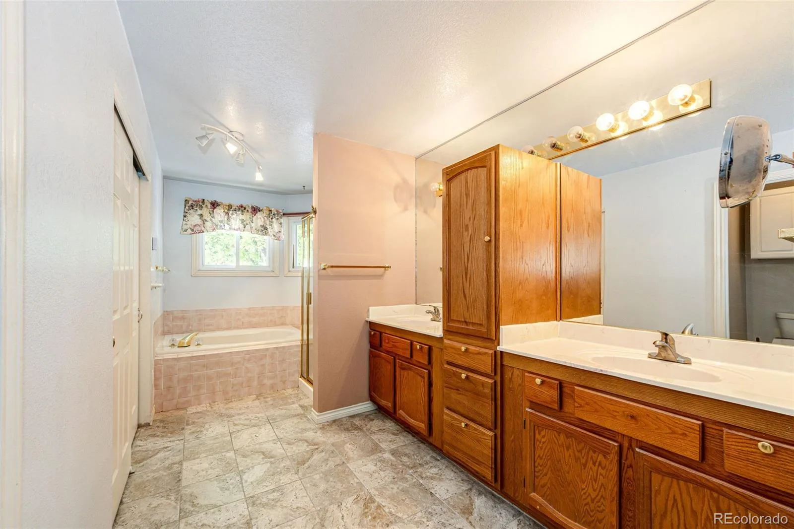 2566 S Independence Court Lakewood CO 80227 | MLS #REC5255437 07302026180811 1600 16
