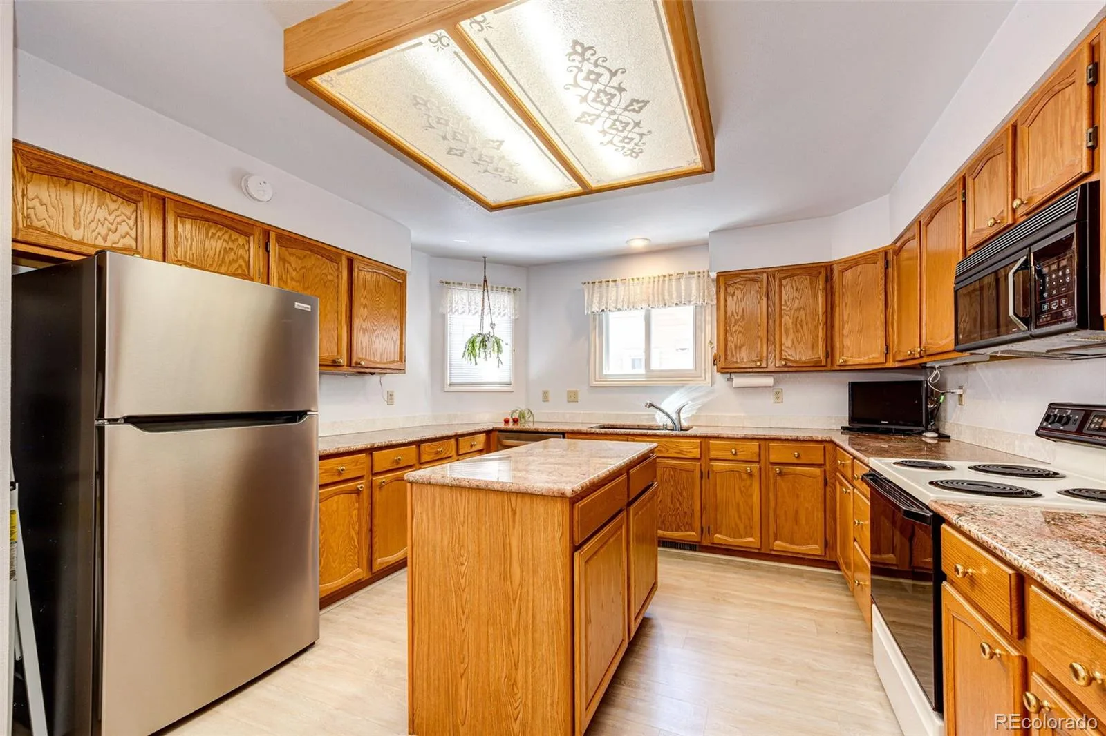 2566 S Independence Court Lakewood CO 80227 | MLS #REC5255437 07302026180811 1600 8
