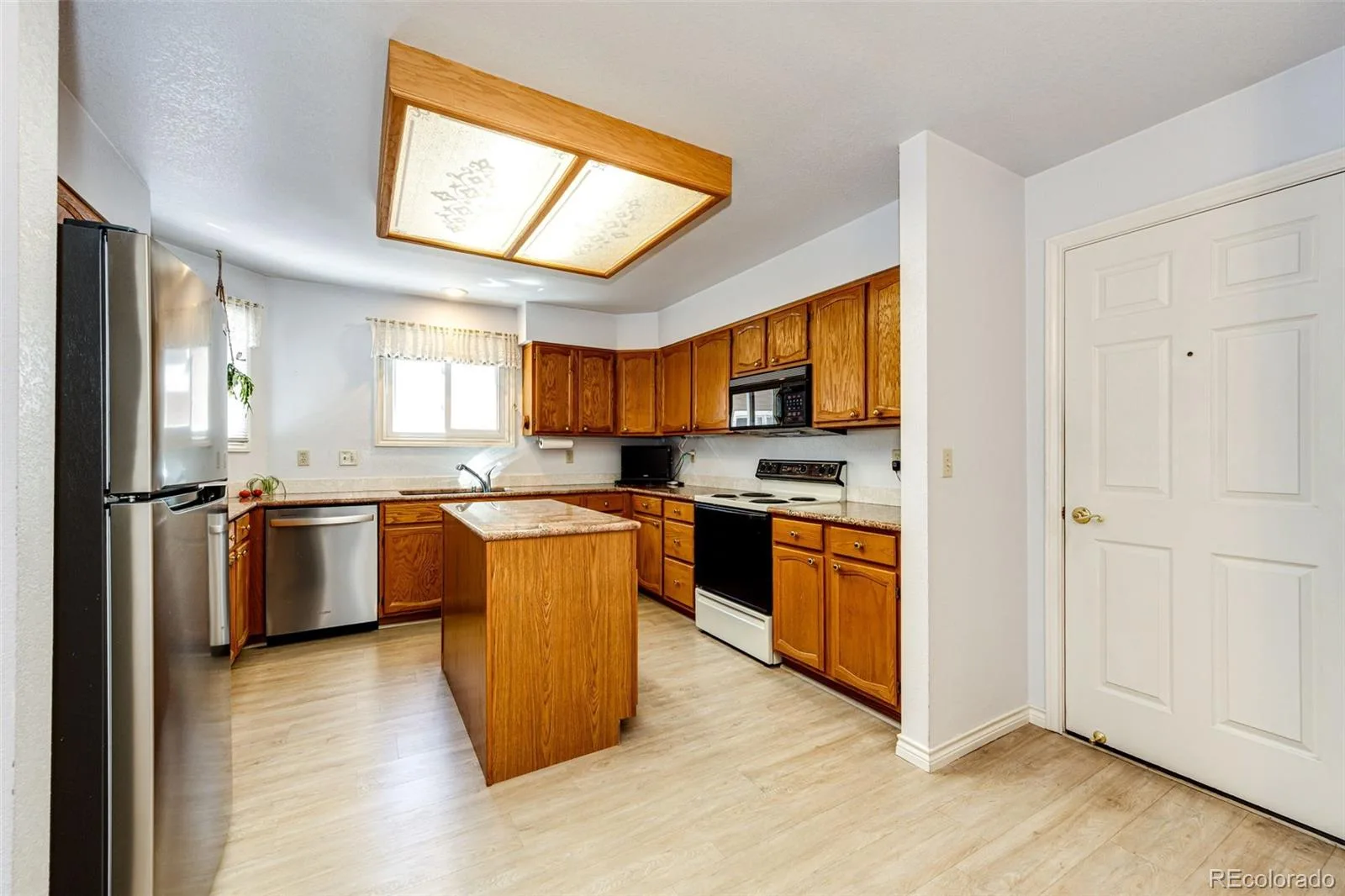 2566 S Independence Court Lakewood CO 80227 | MLS #REC5255437 07302026180811 1600 9