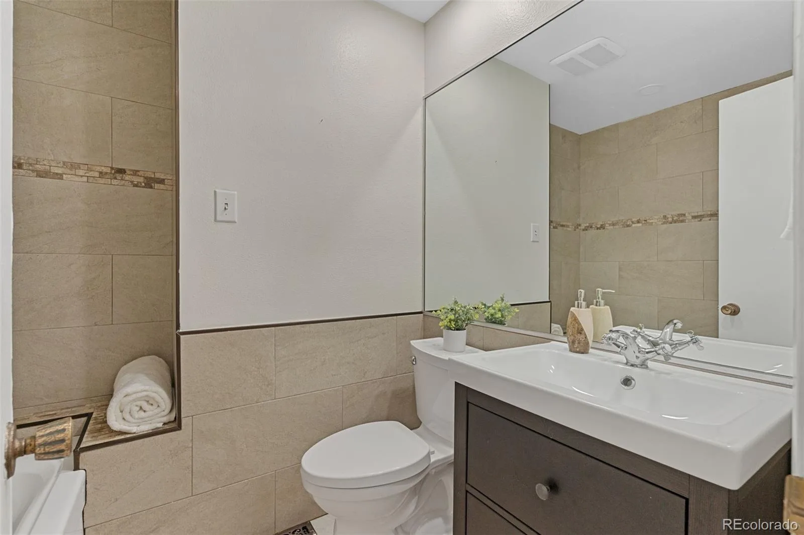 12256 E Bates Circle Aurora CO 80014 | MLS #REC5277613 09242026112643 1600 17
