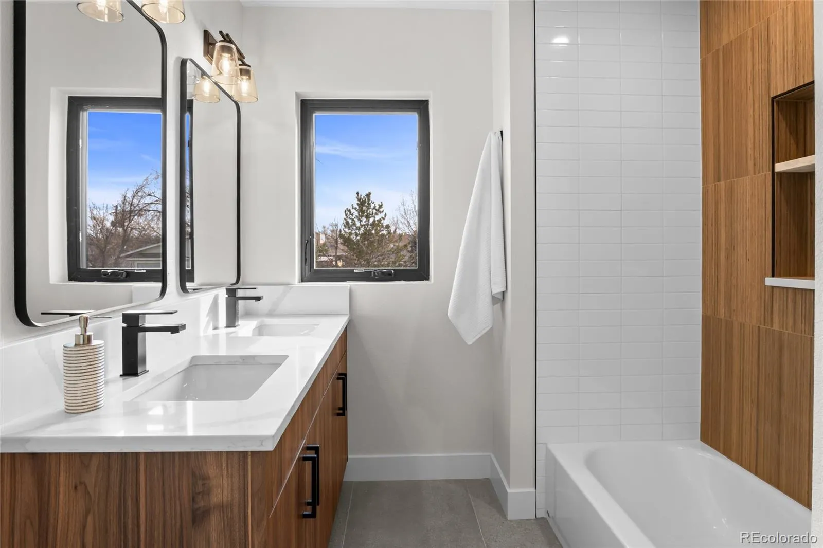 04152026224222 1600 32