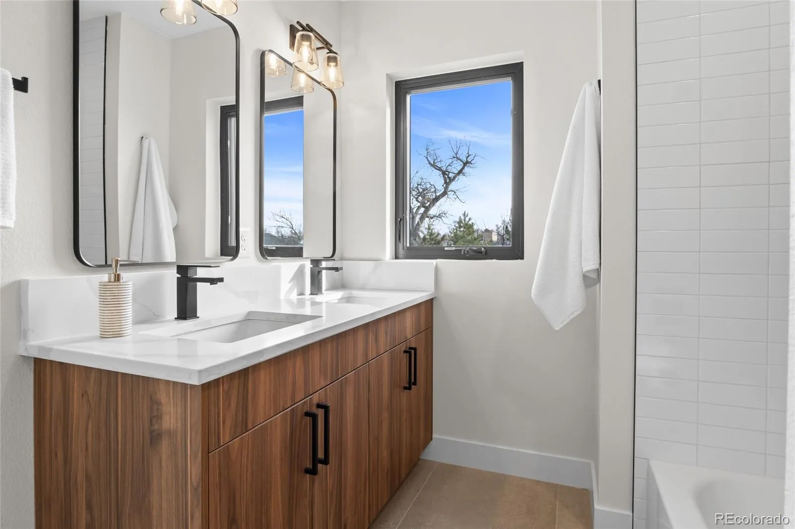 04152026224222 1600 33